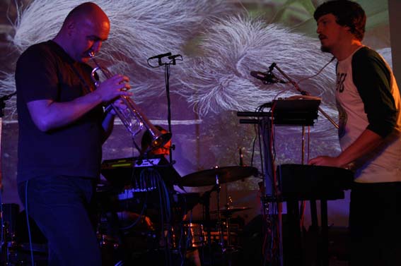 Koncert (press): Live Electronic Act – Chui & Capisconne Electro Unity @ 12. travnja 2012. Polukružna dvorana Teatra &TD