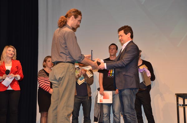  Festival jednominutnih filmova u Požegi - Nagradu za najbolji hrvatski film 'Darovi Božića' preuzima autor Krešimir Kveštek. Foto: VJB.