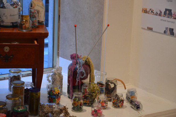 Moda/Izložbe - Izložbe 'Art&Fashion' - instalacija Andreje Kragelnik. Foto: VJB. Moda/Izložbe - Izložbe 'Art&Fashion' - instalacija Andreje Kragelnik. Foto: VJB.