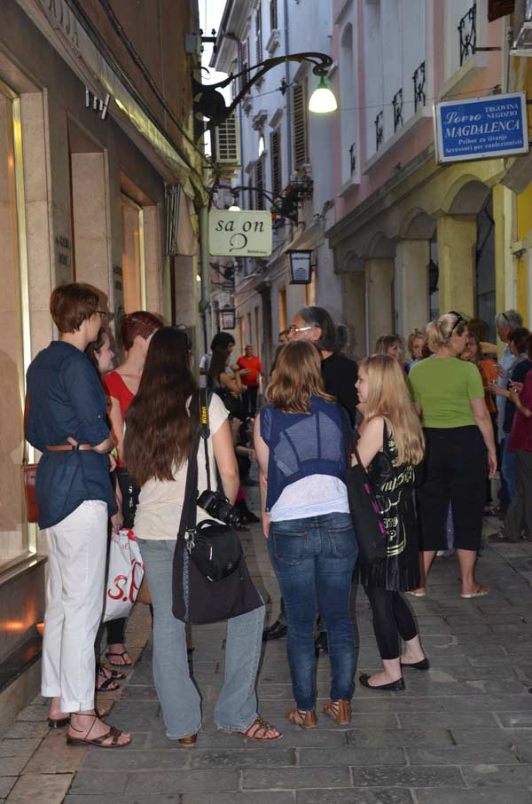 Moda/Izložbe - Izložbe 'Art&Fashion' - Druženje ispred Galerije. Foto: VJB. Moda/Izložbe - Izložbe 'Art&Fashion' - Druženje ispred Galerije. Foto: VJB.