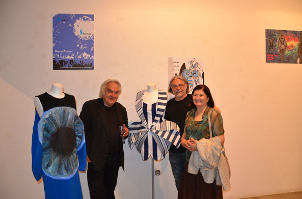 Moda/Izložbe - Izložbe 'Art&Fashion' - Andrej Medved, Dušan Kirbiš i Vera Medved između kreacija Brigite Potisek i Vendi Jukić Buča. Foto: VJB. Moda/Izložbe - Izložbe 'Art&Fashion' - Andrej Medved, Dušan Kirbiš i Vera Medved između kreacija Brigite Potisek i Vendi Jukić Buča. Foto: VJB.