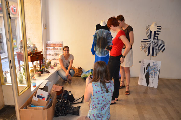 Moda/Izložbe - Postavljanje izložbe 'Art&Fashion' - modne dizajnerice Andreja Kragelnik, Marcela Horvat, Nika Torkar, Tjaša Žgalin. U pozadini instalacija Andreje Kragelnik, kreacije Brigite Potisek i Vendi Jukić Buča. Foto: VJB. Moda/Izložbe - Postavljanje izložbe 'Art&Fashion' - modne dizajnerice Andreja Kragelnik, Marcela Horvat, Nika Torkar, Tjaša Žgalin. U pozadini instalacija Andreje Kragelnik, kreacije Brigite Potisek i Vendi Jukić Buča. Foto: VJB.