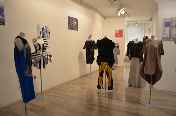 Moda/Izložbe - Izložbe 'Art&Fashion' - kreacije Brigite Potisek, Vendi Jukić Buče, Sanije Reje, Petera Movrina, Tike Torkar u pozadini Tjaše Žgalin. Foto: VJB. Moda/Izložbe - Izložbe 'Art&Fashion' - kreacije Moda/Izložbe - Izložbe 'Art&Fashion' - kreacije Brigite Potisek, Vendi Jukić Buče, Sanije Reje, Petera Movrina, Tike Torkar u pozadini Tjaše Žgalin. Foto: VJB. Jukić Buče, Sanije Reje, Petera Movrina, u pozadini Tjaše Žgalin. Foto: VJB.