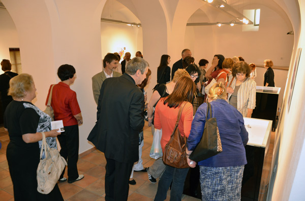 Moda/Izložbe - 'Nit ustvarja nakit' - posjetitelji kod vitrine s ostvarenjima studenata. Foto: VJB. Moda/Izložbe - 'Nit ustvarja nakit' - posjetitelji kod vitrine s ostvarenjima studenata. Foto: VJB.