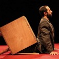 [ 10/11/2012 to 11/11/2012. ] Za tjedan dana na Sceni Travno izvest će se središnja predstava ovogodišnjeg Festivala novog cirkusa. Iza festivalskih vizuala koji prikazuju ljudske udove što vire iz drvene kutije krije se Claudio Stellato, belgijski performer čija će novomagijska predstava „L'Autre“ („Drugo“) u Zagrebu igrati dvije večeri, 10. i 11. studenoga, u 20 sati.
Na mračnoj pozornici postupno otkrivamo [...]