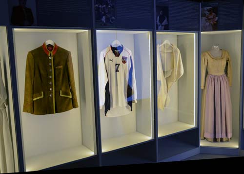 Universalmuseum Joanneum – Folklorni muzej – Izložba – Dirndl, Traperice i Svilene čarape – U što nas odjeća može pretvoriti [Osvrt Robert Tabula]