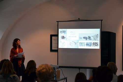 Moda/Izložbe - Predstavljanje zbornika 'Oko, srca, drevo' - dr. Tanja Nuša Kočevar. Foto: VJB. Moda/Izložbe - Predstavljanje zbornika 'Oko, srca, drevo' - dr. Tanja Nuša Kočevar. Foto: VJB.