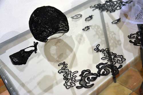 Moda/Izložbe - Otvorenje izložbe 'Oko, srca, drevo' - Čipke Nike Torkar/Mire Guzelj 'Bojevnica', Maše Knez/Anice Uršič 'Dve črni čipki', Nine Tomažin/Vere Velikajne 'Oči'. Foto: VJB. Moda/Izložbe - Otvorenje izložbe 'Oko, srca, drevo' - Čipke Nike Torkar/Mire Guzelj 'Bojevnica', Maše Knez/Anice Uršič 'Dve črni čipki', Nine Tomažin/Vere Velikajne 'Oči'. Foto: VJB.