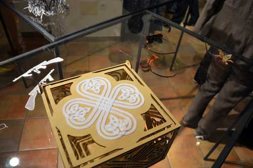 Moda/Izložbe - Otvorenje izložbe 'Oko, srca, drevo' - Čipke Petera Movrina/Mire Guzelj 'čip.LOVE.ka', Neje Kaligaro/Vere Velikajne 'Skrinjica', Andreje Kragelnik/Milene Kalan 'Obroč'. Foto: VJB. Moda/Izložbe - Otvorenje izložbe 'Oko, srca, drevo' - Čipke Petera Movrina/Mire Guzelj 'čip.LOVE.ka', Neje Kaligaro/Vere Velikajne 'Skrinjica', Andreje Kragelnik/Milene Kalan 'Obroč'. Foto: VJB.