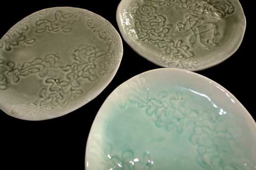 Moda/Izložbe - Otvorenje izložbe 'Oko, srca, drevo' - Porculanski tanjuri Maše Knez/Anice Uršič predstavljaju spoj izrade čipke i funkcionalnog predmeta. Autorica Maša Knez izrađenu čipku utiskivavala je u tanjure oblikovane od porculanske mase. Nakon sušenja i pečenja, tanjuri su premazani staklenom glazurom te ponovno pečeni na visokoj temperaturi. Foto: Maša Knez. Moda/Izložbe - Otvorenje izložbe 'Oko, srca, drevo' - Porculanski tanjuri Maše Knez/Anice Uršič predstavljaju spoj izrade čipke i funkcionalnog predmeta. Autorica Maša Knez izrađenu čipku utiskivavala je u tanjure oblikovane od porculanske mase. Nakon sušenja i pečenja, tanjuri su premazani staklenom glazurom te ponovno pečeni na visokoj temperaturi. Foto: Maša Knez.