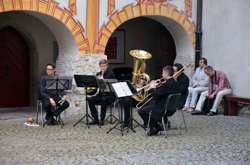 Moda/Izložbe - Otvorenje izložbe 'Oko, srca, drevo' - Puhački kvintet Upol Brass. Foto: VJB. Moda/Izložbe - Otvorenje izložbe 'Oko, srca, drevo' - Puhački kvintet Upol Brass. Foto: VJB.