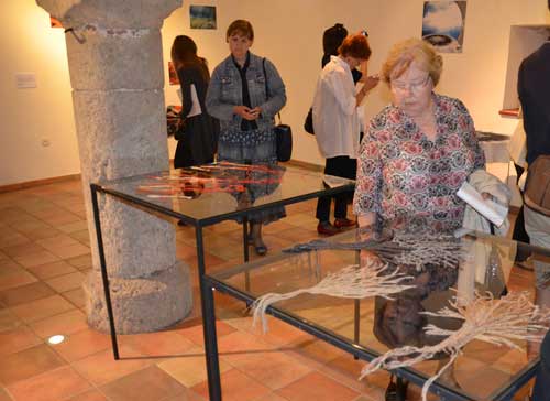 Moda/Izložbe - Otvorenje izložbe 'Oko, srca, drevo' - Čipke Nike Torkar/Mire Guzelj 'Kleklji' (lijevo) i Tjaše Žgalin/Vere Velikajne 'Drevesa' (desno). Foto: VJB. Moda/Izložbe - Otvorenje izložbe 'Oko, srca, drevo' - Čipke Nike Torkar/Mire Guzelj 'Kleklji' (lijevo) i Tjaše Žgalin/Vere Velikajne 'Drevesa' (desno). Foto: VJB.