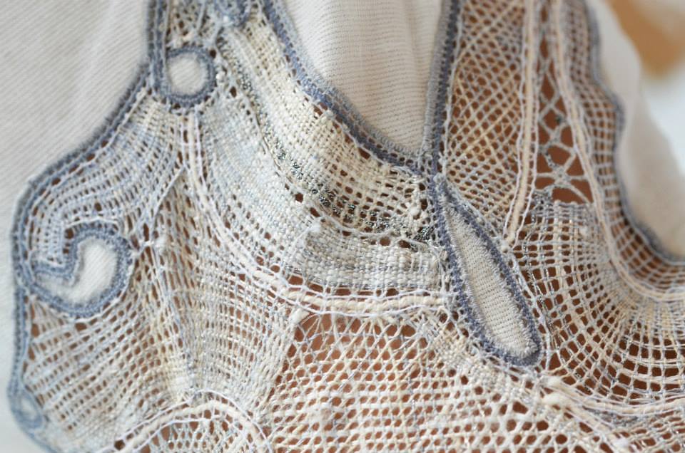 Makro snimak čipke izrađene za kreaciju PulciOnTheMove Vendi Jukić Buče. Klekljarica: Mira Guzelj. Više > www.vendi.hr. Foto: VJB. Makro snimak čipke izrađene za kreaciju PulciOnTheMove Vendi Jukić Buče. Klekljarica: Mira Guzelj. Više > www.vendi.hr. Foto: VJB.